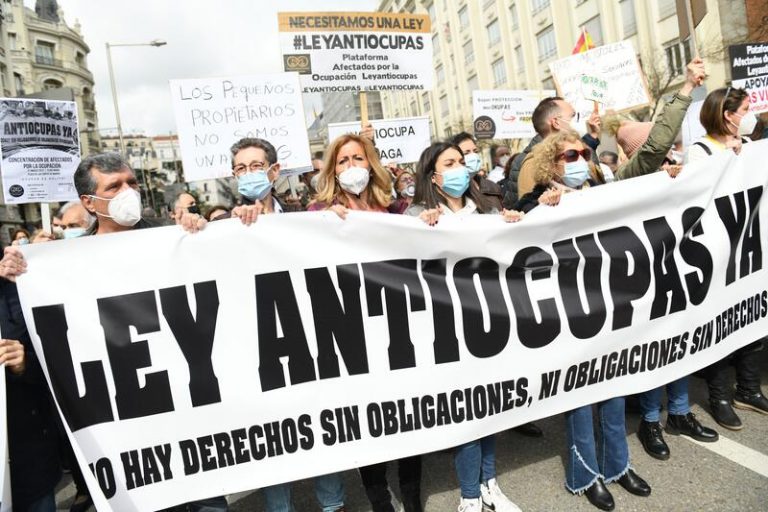 Vox acusa al Gobierno de dejar a los okupas «campar a sus anchas» y exige reformar el código penal