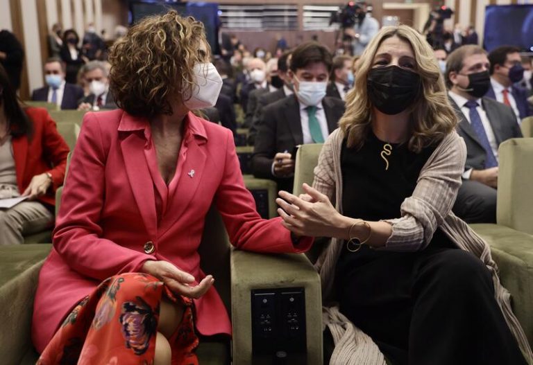 Montero dice que «no es posible» un sistema «ágil» para bonificar el combustible solo a rentas bajas