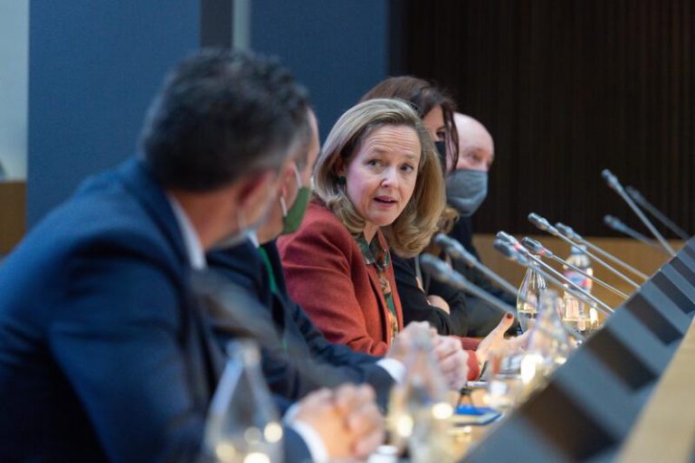 Calviño: «Las empresas que reciben ayudas públicas naturalmente no pueden dedicar esos recursos a despedir»