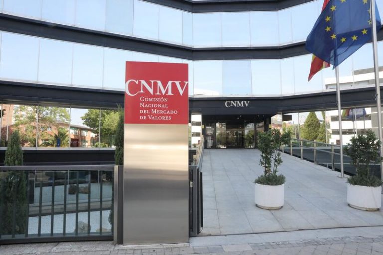 La CNMV advierte sobre 25 entidades no autorizadas a prestar servicios de inversión