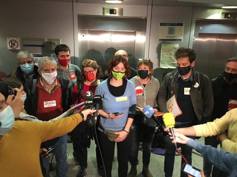 Los sindicatos educativos de Cataluña mantienen la huelga y ven la mediación un «engaño histórico»