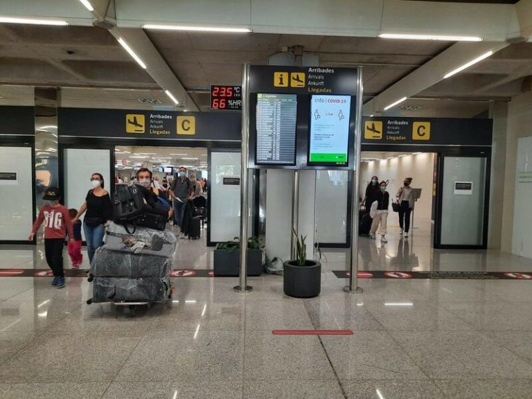 Los españoles viajaron un 40,7% más en 2021 y elevaron el gasto un 53,9%