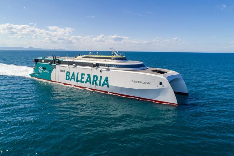 Baleària firma con CaixaBank la primera financiación sostenible del sector marítimo en España