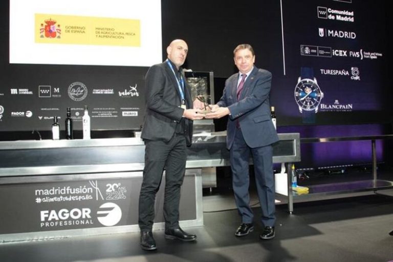 Planas entrega el premio ‘Defensa del producto Alimentos de España 2022’ al chef Luis Alberto Lera