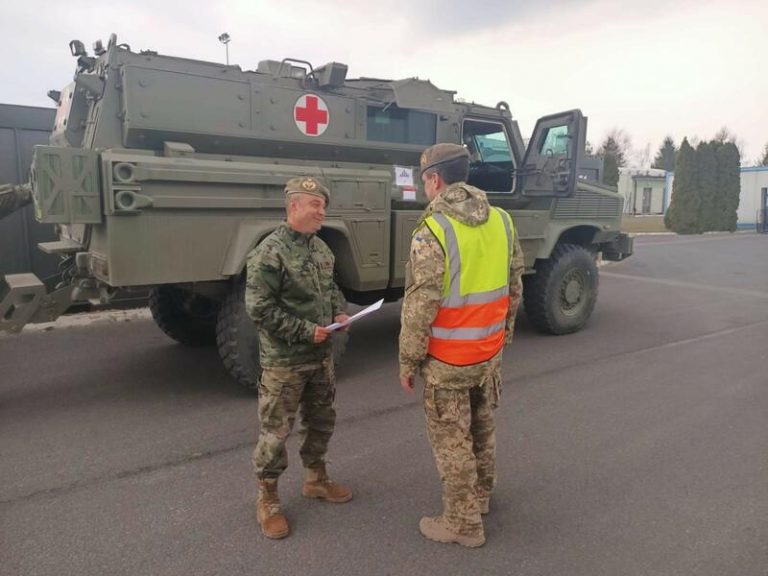 España ha entregado Ucrania una ambulancia blindada transportada por un avión del Ejército del Aire