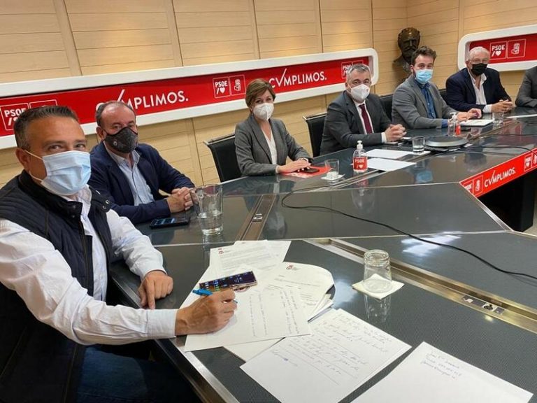 El PSOE se compromete con los cazadores a excluir del proyecto de bienestar animal a los animales auxiliares de caza