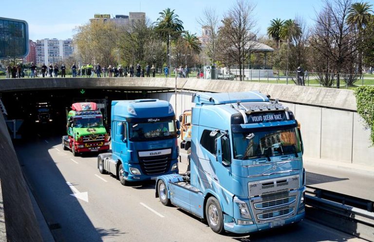 El Gobierno asegura que el 98% de los transportistas ya está trabajando «con normalidad»