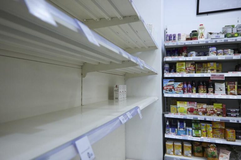 Facua califica de «irresponsabilidad» que el Gobierno «dé carta blanca» para limitar los productos en venta