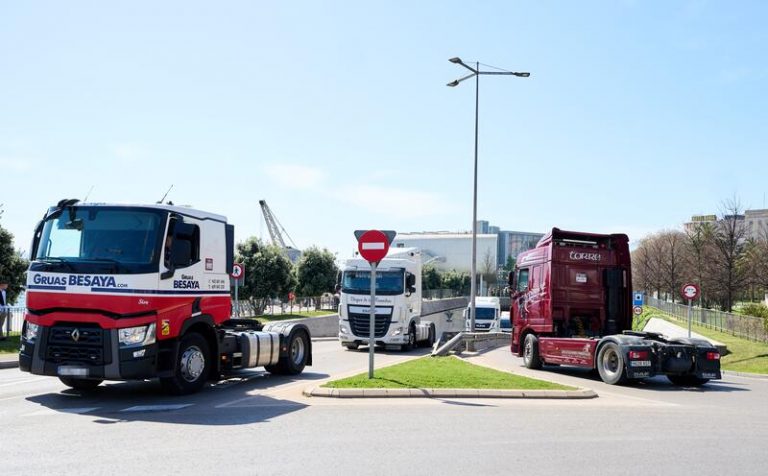 La principal patronal de transportistas lamenta las «pérdidas millonarias» provocadas por los piquetes