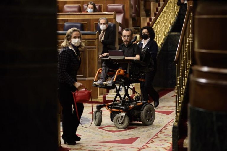 Calviño acusa al PP de ver los impuestos como «mal tóxico»