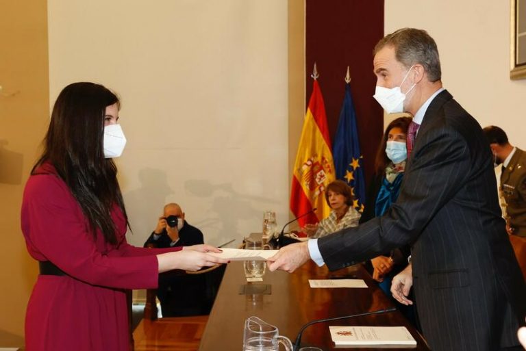 El Rey entrega sus despachos a una nueva promoción de diplomáticos, la primera paritaria