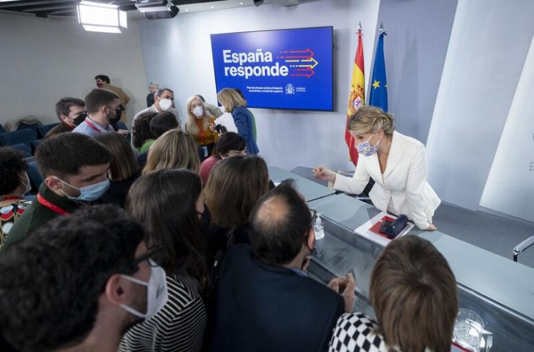 Díaz insiste en que los «hiperricos» tienen que «pagar más impuestos que nadie»