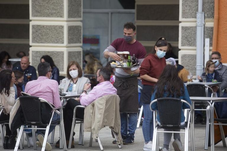 Los casos activos siguen en descenso en Galicia tras otros 960 contagios