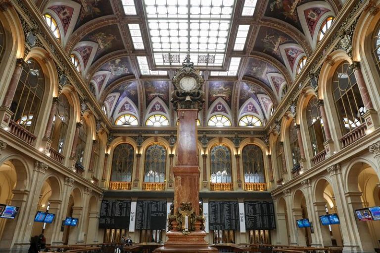 El Ibex 35 retrocede un 0,4% en marzo y un 3,08% en el primer trimestre de 2022