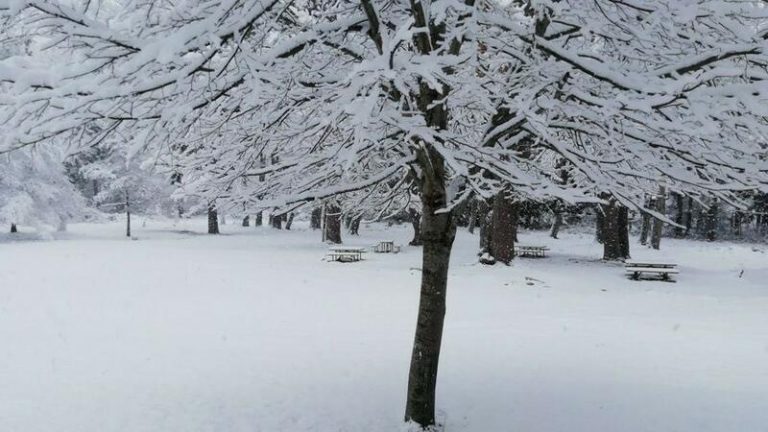 Abril llega mañana con nieve, viento y oleaje