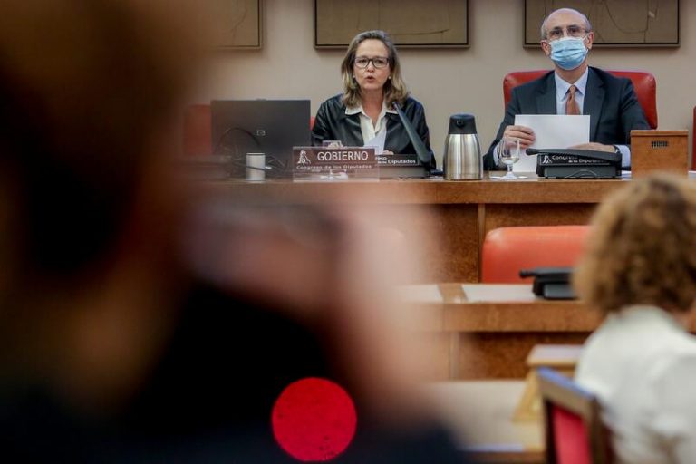 Calviño destaca que la caída de déficit y deuda en 2021 muestra el «compromiso» con la responsabilidad fiscal
