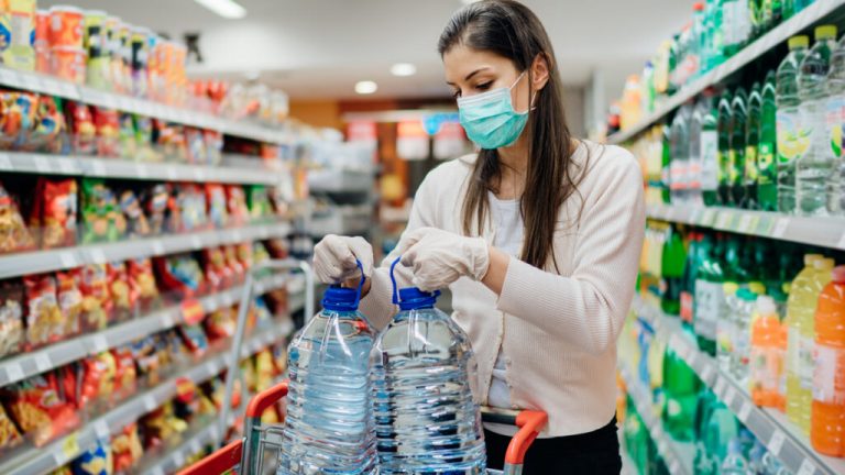 Agua embotellada: los errores que pueden causarte enfermedades