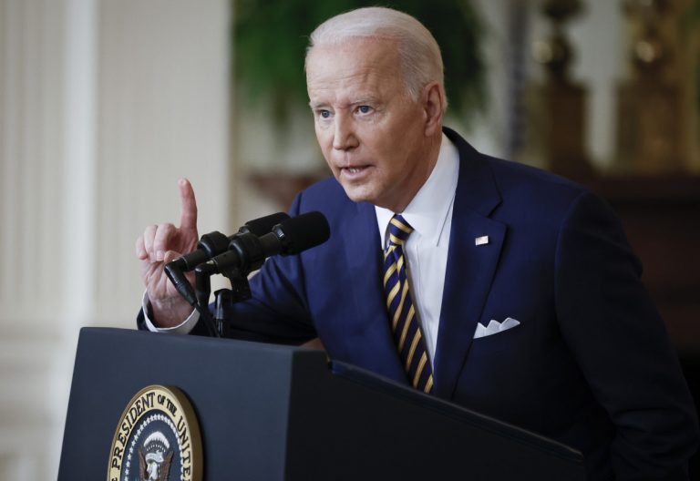 Biden prohíbe importar productos rusos y restringe relaciones comerciales con Moscú