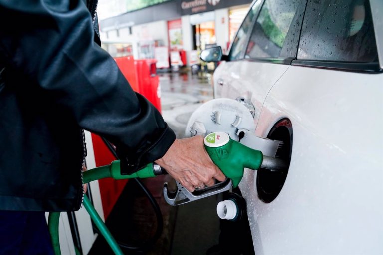 Cataluña urge por carta al Gobierno a adoptar medidas para contener la subida de los carburantes