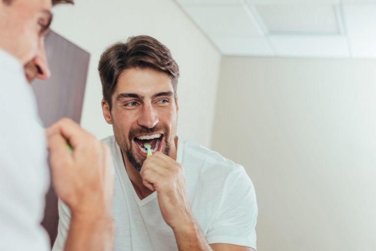 Cómo deshacerte de los dientes amarillos de un plumazo