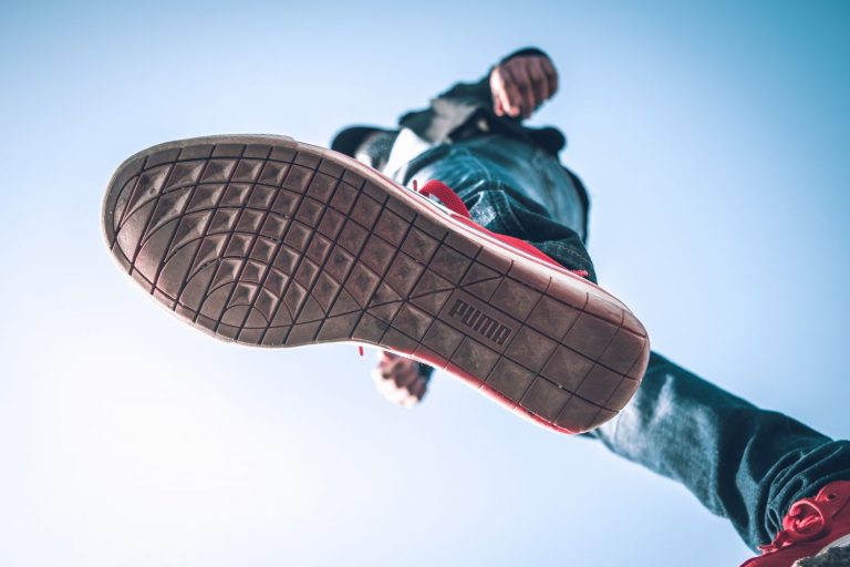 Cómo hacer que tus zapatos no resbalen si el suelo está mojado