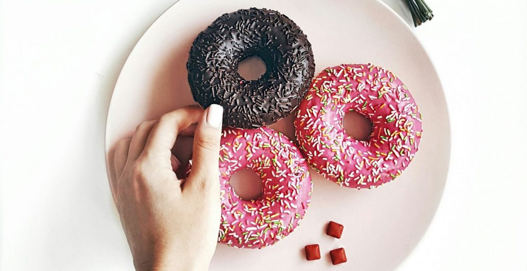 Cómo hacer unos donuts de chocolate sin nada de azúcar