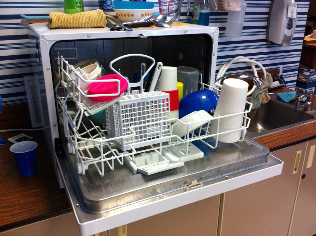 Lavavajillas: El error que todos cometemos antes de meter los platos
