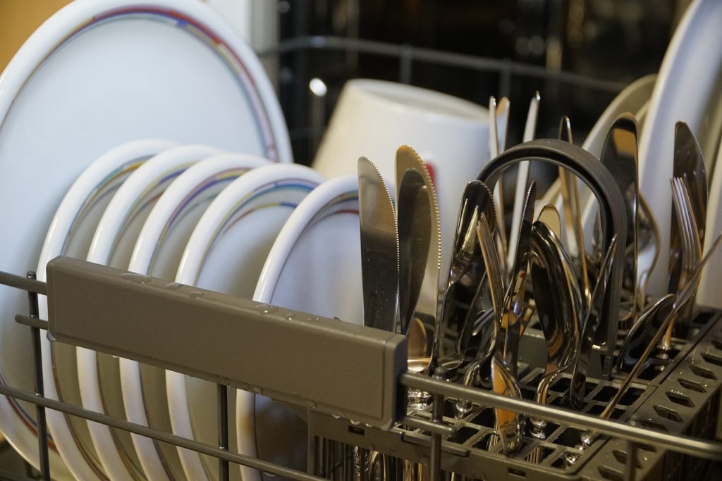 Por Qué No Tienes Que Enjuagar Los Platos Antes De Meterlos En El Lavavajilla
