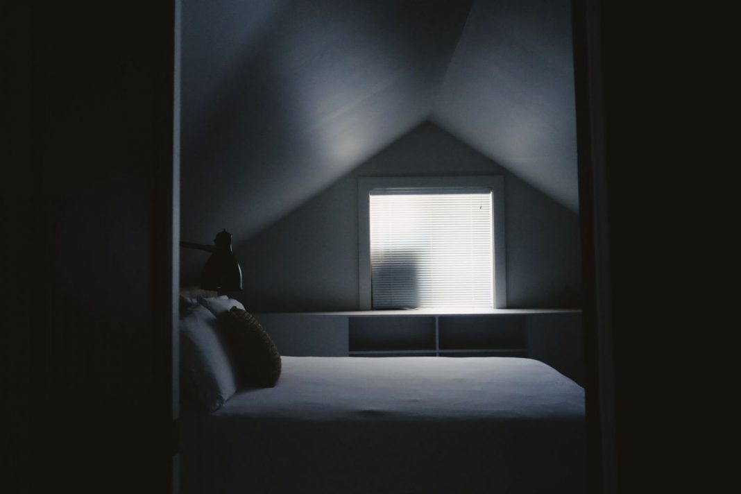 Dormir con luz, ¿es bueno o malo?