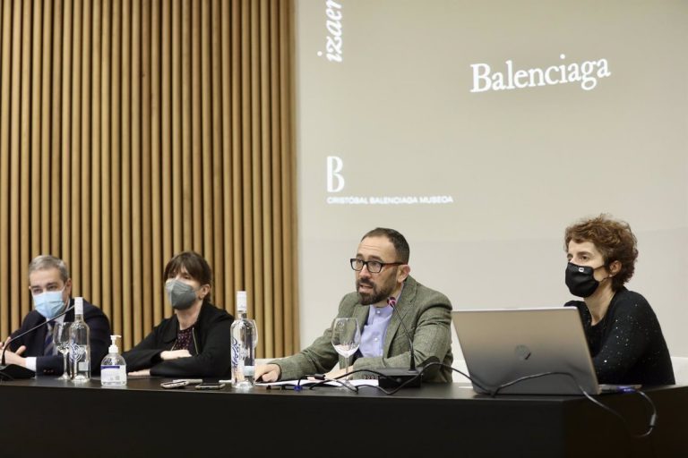 El Museo Balenciaga de Getaria conmemora el 50 aniversario de la muerte del modisto con la muestra ‘Carácter’