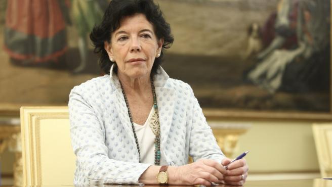 El Papa bromea con Isabel Celaá al presentar sus credenciales como embajadora