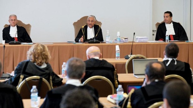 El Papa permite al cardenal Becciu romper el secreto pontificio para defenderse ante el tribunal