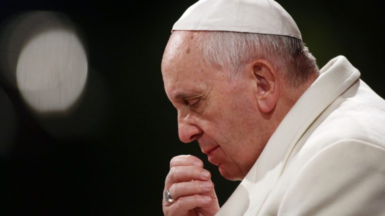 El Papa publica la nueva Constitución Apostólica, que decentraliza la Curia y reestructura organismos