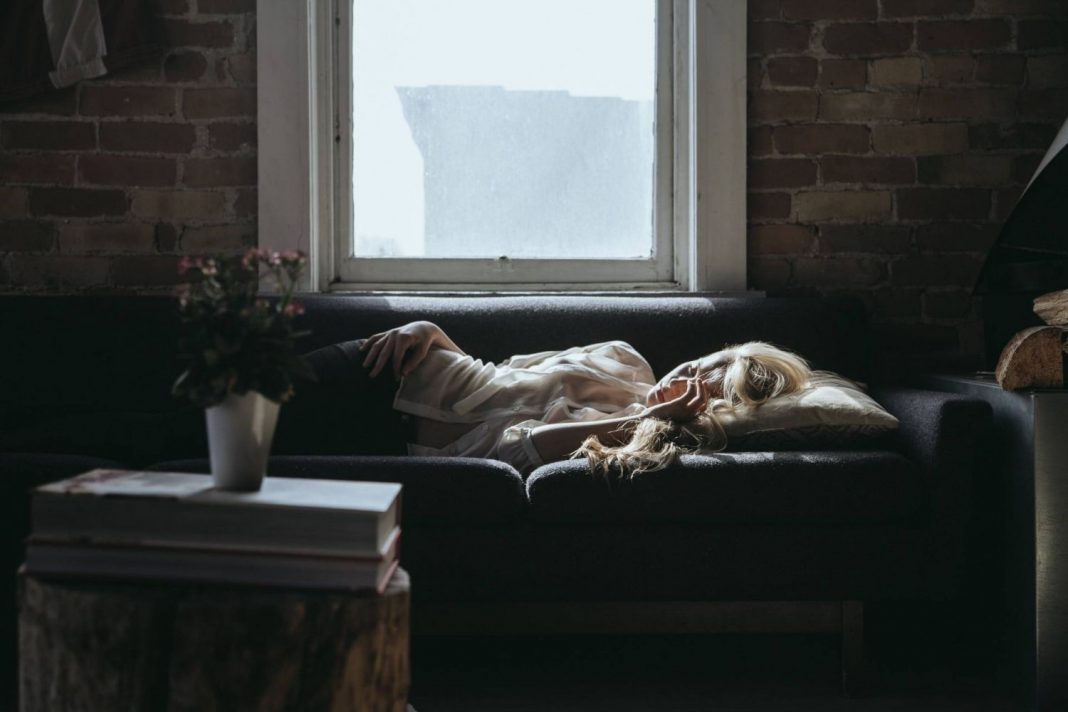 El motivo por el que no debes dormir con la persiana subida