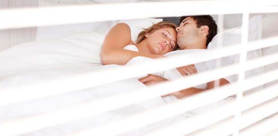 El motivo por el que no debes dormir con la persiana subida