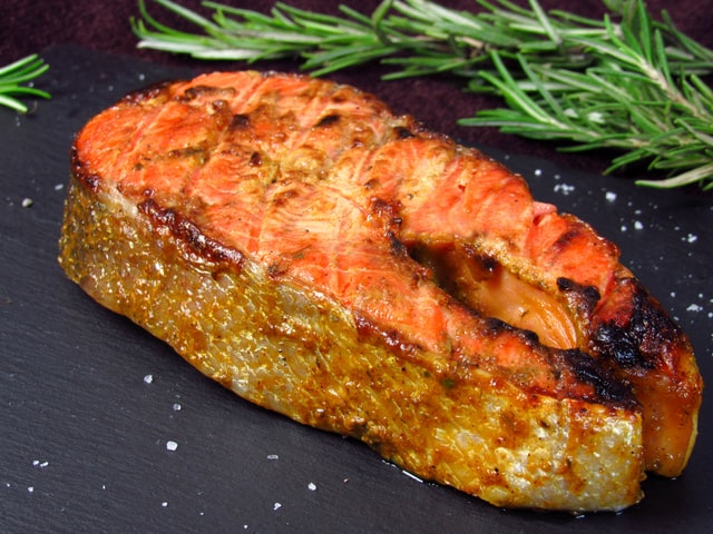 El truco para que el salmón no se pegue en la sartén