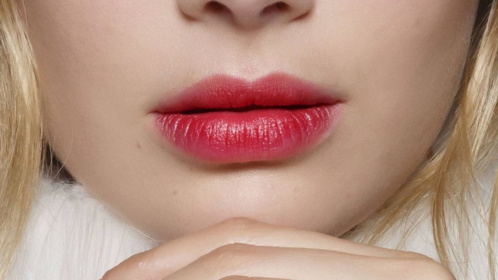 El truco viral de TikTok para pintarte los labios de manera correcta
