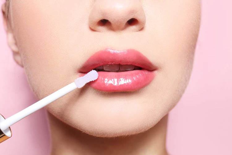 El truco viral de TikTok para pintarte los labios de manera correcta