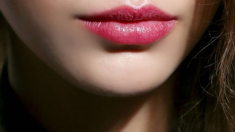 El truco viral de TikTok para pintarte los labios de manera correcta