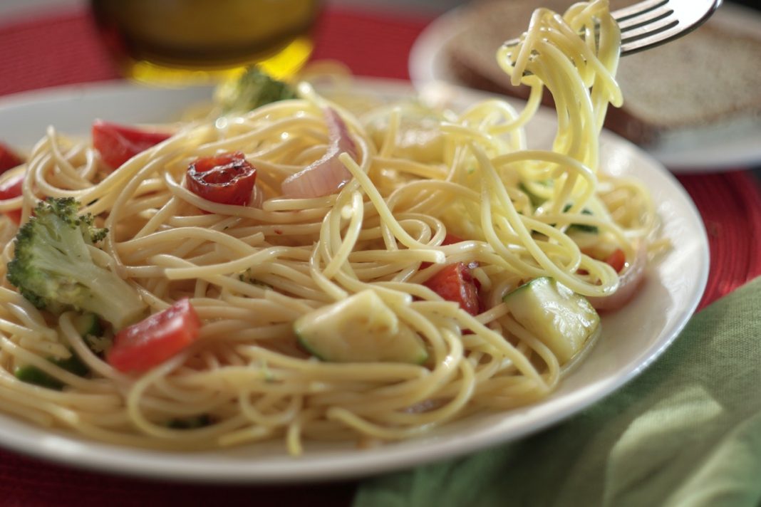 Espaguetis con romanescu el ingrediente 'de mar' que debes añadir para darle más sabor