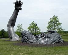 Está Estatua Aterradora Emergiendo