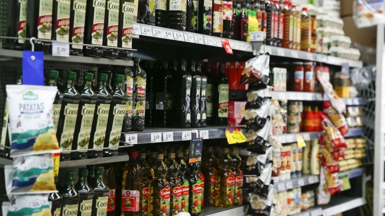 Facua denuncia a cinco supermercados por limitar la compra de unidades de aceite de girasol