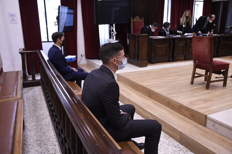 Forenses apuntan lesiones «compatibles» con la presunta agresión sexual imputada al futbolista Santi Mina