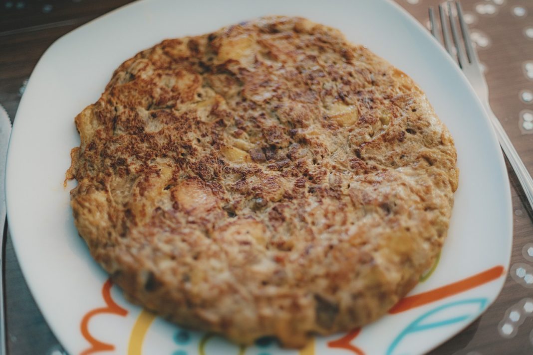 La receta para una tortilla de patatas sin huevo e igual de rica