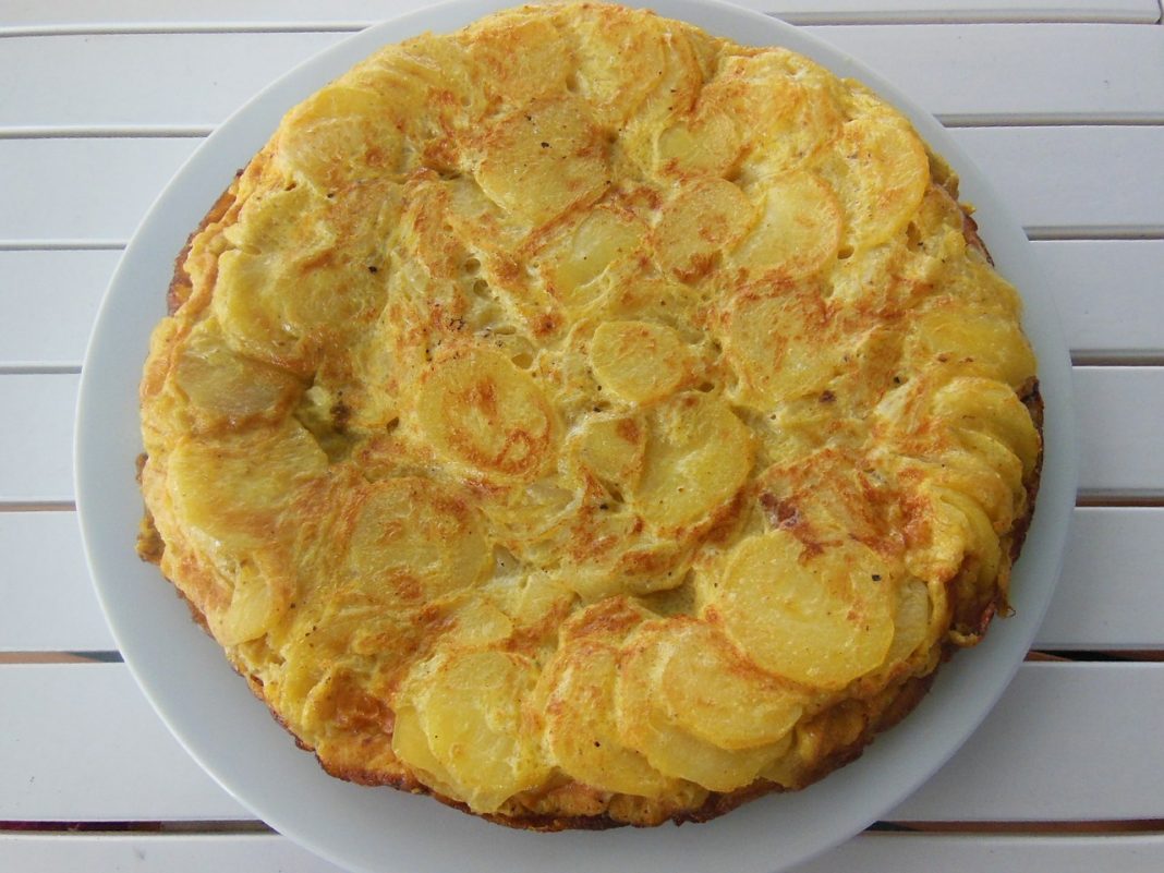 La receta para una tortilla de patatas sin huevo e igual de rica