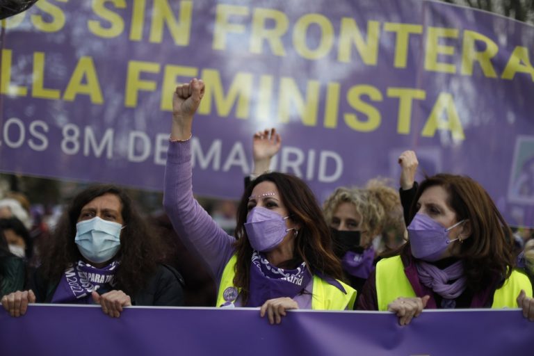 Las reivindicaciones de las mujeres monopolizan pleno del Parlamento de Galicia que se solapó con la manifestación