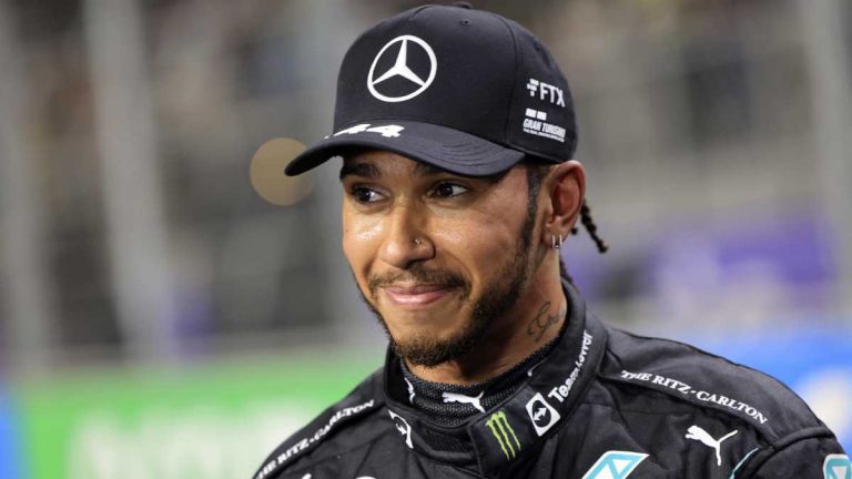 Lewis Hamilton se la pega en KTM