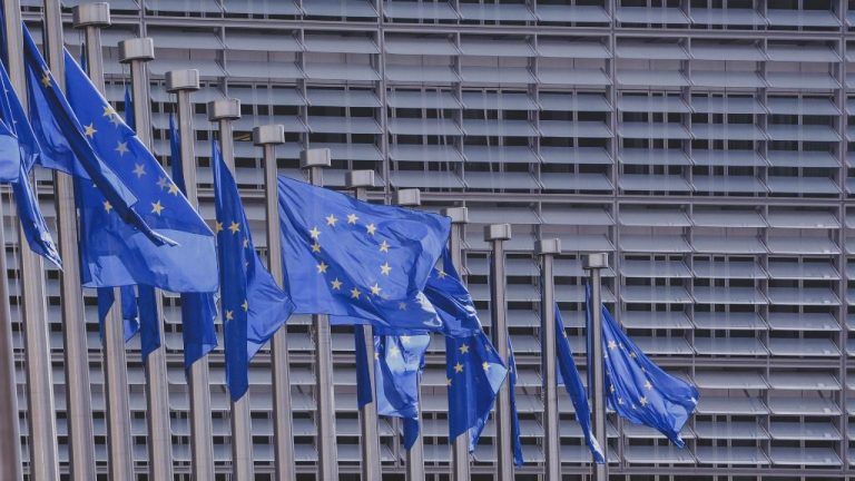 Los Veintisiete se emplazan a abril para pactar un tipo mínimo de sociedades para multinacionales