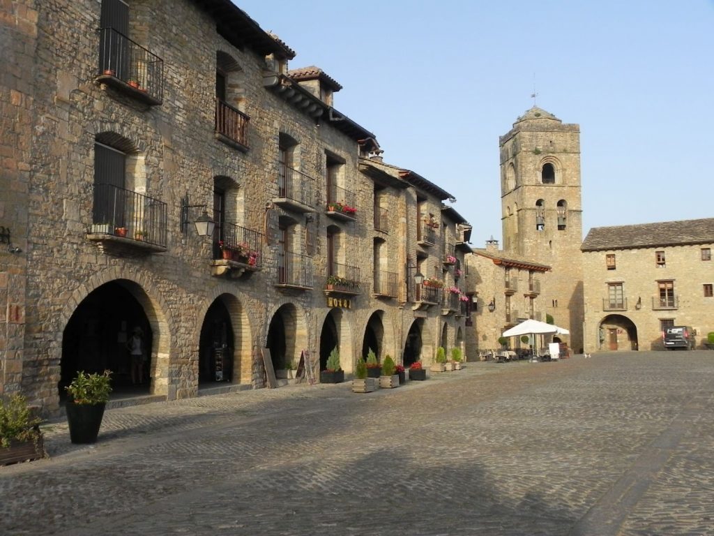 Aínsa En Huesca Uno De Los Pueblos Medievales
