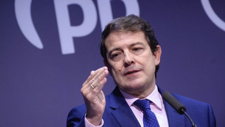 Mañueco felicita a Macron por su triunfo que representa «la moderación y el diálogo»